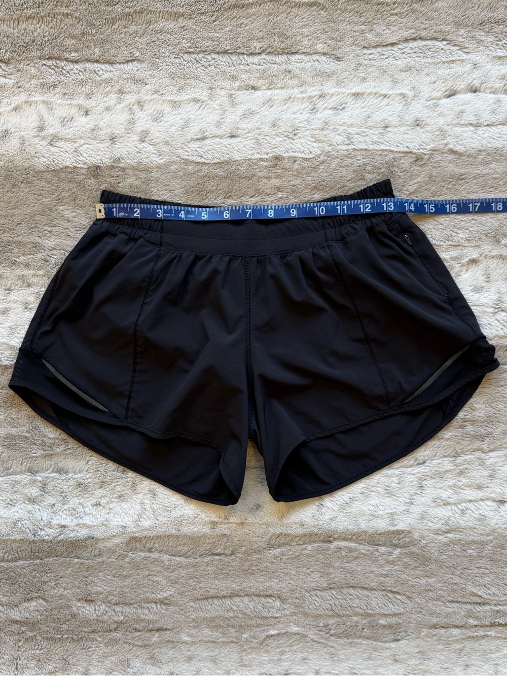 Lululemon Hotty Hot Short II *Long 4" in
Black Size 8 - Picture 12 of 15